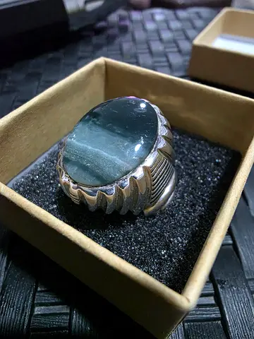 Silver Ring with Unique Green Agate Stone - عقيق يماني اخضر