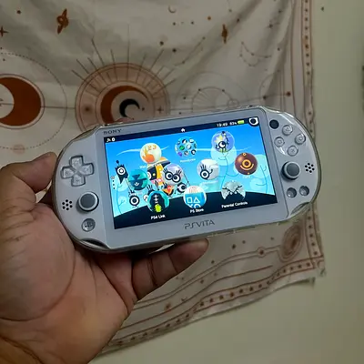 PS Vita 2000