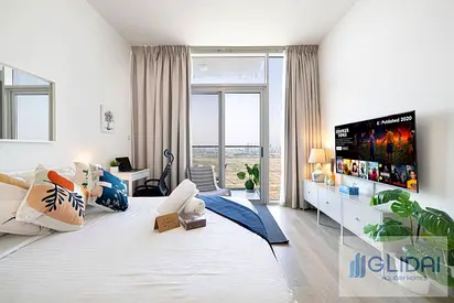 Studio with Marina Skyline View | Laptop Friendly