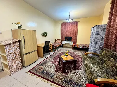 غرفة ثلاثية بحمام خاص السكن شباب عرب فقط