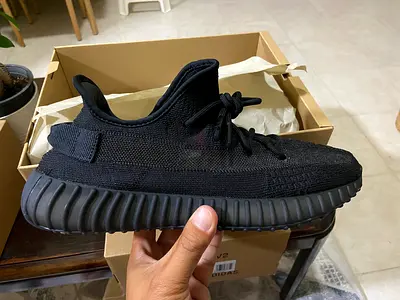 Yeezy 350 v2 Onyx size 10.5us