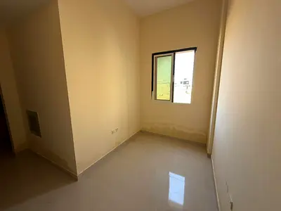 للايجار استديو مطبخ منفصل مساحات واسعه و موقع مميز قريب الخدمات و بجانب شارع محمد بن زايد في العاليه ب 20 الف علي 4 دفعات