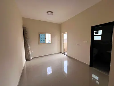 شقة غرفة وصالة بمواصفات مميزة تقع في تاني صف من كورنيش عجمان، بالقرب من دوار السفينة، في موقع حيوي وخدمي طوال اليوم. الشقة تتميز بمساحة