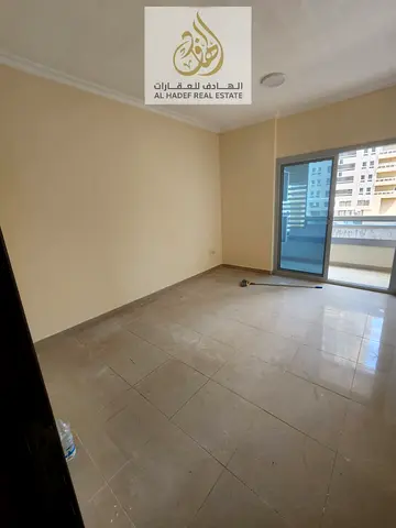 شقة غرفتين وصالة للإيجار في الشارقة الخان مع بلكونة وستور وباركن مجاني وموقع مميز قريب من الكورنيش والخدمات