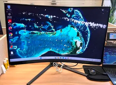 The Samsung Odyssey Neo G8 (S32BG85) is a 32-inch 4K UHD (3840x2160) curved gaming monitor featuring