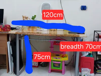 Im selling my wooden-top table with metal legs — 120 x 70 x 75 cm