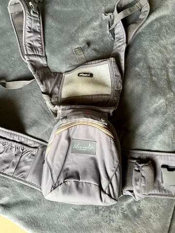 Baby carrier with hip seat