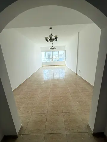 هل تحلم بمساحة ملكية وتوفير خيالي في قلب الشارقة؟ 3 غرف نوم وصالة التكييف مجاني