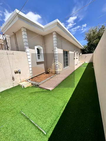**RENOVATED**SINGLE SOTREY 2BR-PVT BACKYARD-SHARED POOL