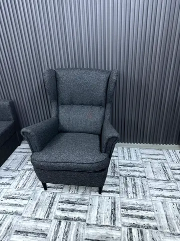 Modern single armchair in very good condition. Comfortable seating with soft cushions and strong leg