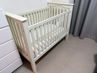 Pottery Barn Kendall Baby Crib + Mattress in Excellent Condition