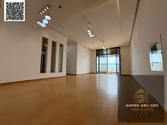 Luxury **apartment with 3 bedrooms**, very spacious living room, equipped kitchen, 2 bathrooms. Clos