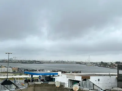 باطلالة مفتوحة علي ميناء عجمان استوديو للايجار السنوي بمساحة مناسبة تكييف مركزي تشطيبات ممتازة سعر مغري جدا