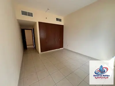 بالشارقة – 3 غرف وصالة في الخان مع إطلالة بحرية، 2 بلكونة، غرفة خادمة ماستر، 5 حمامات، تكييف، باركينج، جيم ومسبح مجانا، الإيجار 108,000 درهم