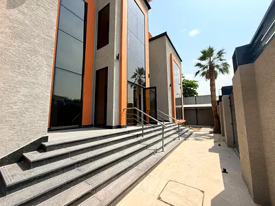 فيلا أول ساكن بالجازات 2 طابق + بدروم، 7 غرف داخلية و3 غرف خدم، تشطيب سوبر لوكس، مساحات ضخمة، تصلح سكني أو تجاري، الإيجار 250,000.