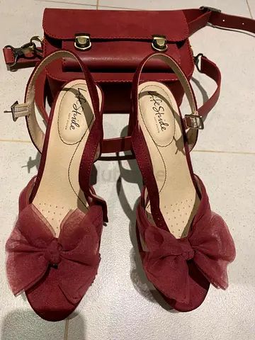 Naturalizer sandals made of genuine leather and a genuine leather bag
