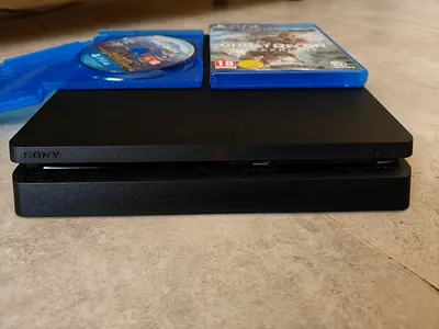 Sony PlayStation 4 Console 1 TB with 2 controler and 2 Games, Great Condition