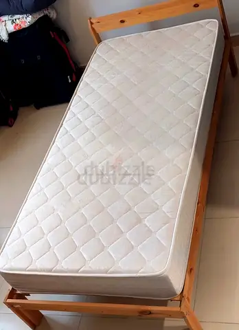 Single Bed with MEDICAL Mattress like new for Sale 90x200 negociable (original price dh 750)