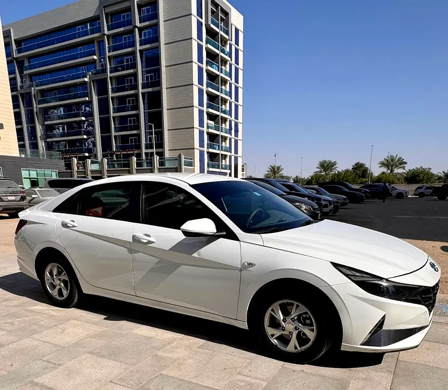 Hyundai Elantra 2022 — photo 1 of 8