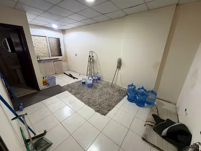 استديو طابق أرضي للإيجار في الراشدية 3 – مساحة كبيرة شامل الفواتير