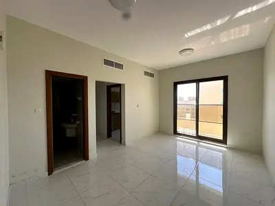 متاحة الآن شقة غرفة وصالة بحالة ممتازة في منطقة الروضة 1، خلف شرطة الحميدية، ثاني ساكن، مع تشطيب نظيف وخزائن بالحائط، جاهزة للسكن الفوري،