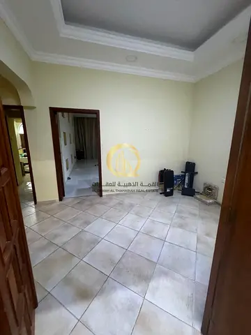 للبيع فيلا بالنخيلات  ارضي و اول  المساحة 5000قدم مربع   الدور الأول يتكون من صاله و مجلس وحمام +غرقة و حمام +مطبخ و غرفة خدم +مجلس خارجي و كراجات