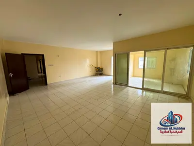 بالشارقة – 3 غرف وصالة في أبو شغاره، 3 بلكونات، 3 حمامات، بدون تكييف، مساحة واسعة وعملية، الإيجار 45,000 درهم على 4 دفعات