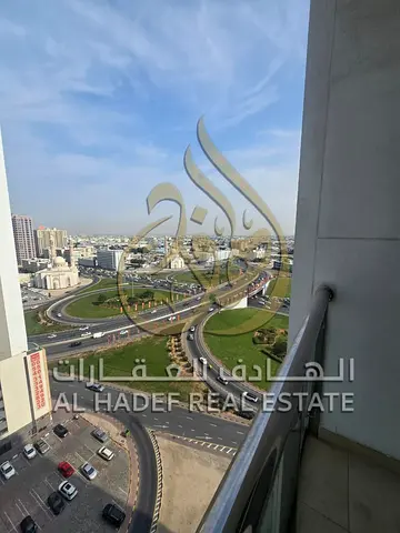 شقة للإيجار بالشارقة – التعاون | غرفتين وصالة + غرفتين ماستر + 3 حمامات + بلكونة + غرفة غسيل واستور وخزائن بالحائط | برج عائلي هادئ بموقع استراتيجي قر