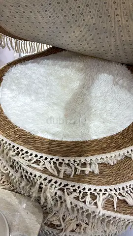 Round woven jute rugs with fringe and white faux-fur topper