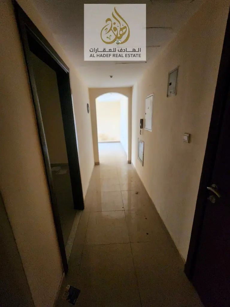شقة غرفة وصالة للإيجار في الشارقة مويلح مع بلكونة وباركن مجاني داخل بناية عائلية وموقع مميز قريب من الخدمات