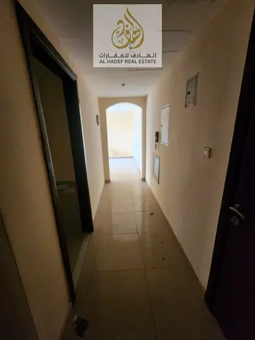 شقة غرفة وصالة للإيجار في الشارقة مويلح مع بلكونة وباركن مجاني داخل بناية عائلية وموقع مميز قريب من الخدمات