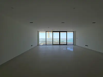 🌟 فرصة مميزة للسكن أو الاستثمار في الشارقة – شقة مع تراس كبير!