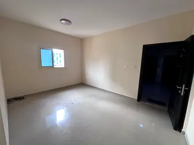 شقة غرفة وصالة مميزة تقع في تاني صف من كورنيش عجمان، بالقرب من دوار السفينة، في موقع حيوي وخدمي طوال اليوم. الشقة تتميز بمساحة كبيرة جدًا