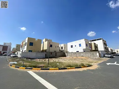 للبيع ارض زواية شارعين  مساحة 5000  قدم و التملك لجميع الجنسيات