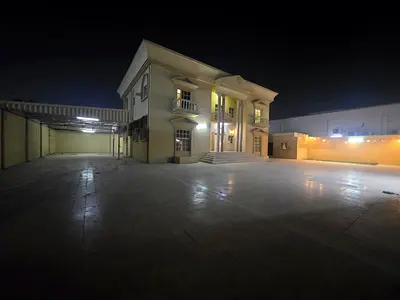 فيلا للإيجار في الروضة 3 سكني تجاري 11 غرفة مساحة 10000 قدم حوش كبير السعر 300 ألف قابل تفاوض على 4 دفعات تأمين شيك موقع مميز