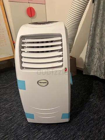Portable air conditioner (with exhaust hose) - working