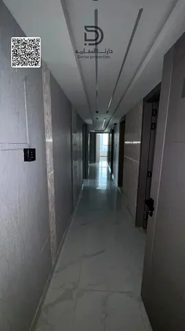 فرصة نادرة | غرفتين وصالة + خادمة | متجددة بالكامل | إطلالة برج الساعة | أبراج الخور | 490,000 فقط