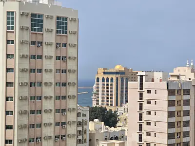 غرفة وصالة/حمام /اطلالة بحرية  مفتوحة / ديكورات فخمة/منطقة حيوية /بناية عائلات