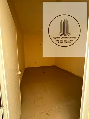 فرصة مميزة للإيجار السنوي – سكن عمال بغرف واسعة في الصناعية (أم الثعوب الحديثة) بأم القيوين | موقع مناسب وسعر اقتصادي