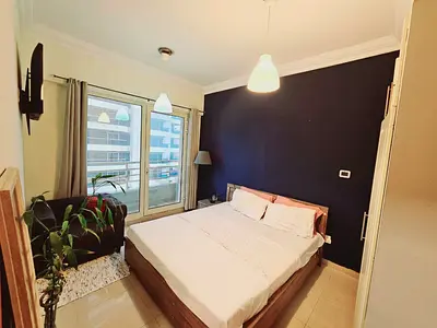 Master Room available in less crowded apartment in Marina