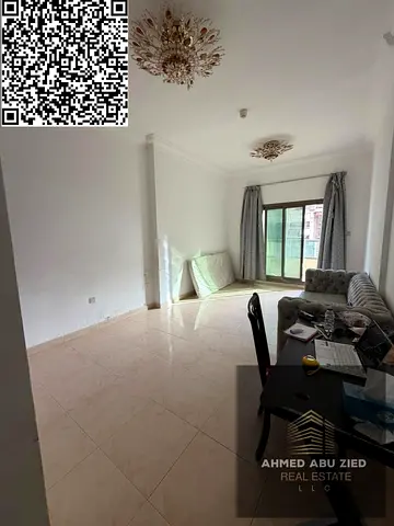 للإيجار السنوي بمدينة الإمارات شقة 3 غرف وصالة بموقع مميز على شارع الشيخ محمد بن زايد، بلكونة، خزائن، 3 حمامات، بسعر 45,000