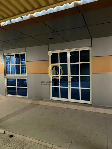 للبيع فيلا بالنخيلات  ارضي و اول  المساحة 5000قدم مربع   الدور الأول يتكون من صاله و مجلس وحمام +غرقة و حمام +مطبخ و غرفة خدم +مجلس خارجي و كراجات