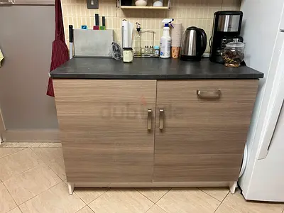 2 Wood-effect kitchen cabinet with 1 black countertop — good condition