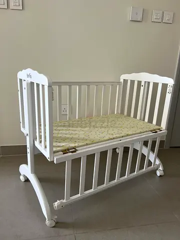 Elegant White Baby Crib with Wheels, Mosquito net, Swing Function and complimentary mattress