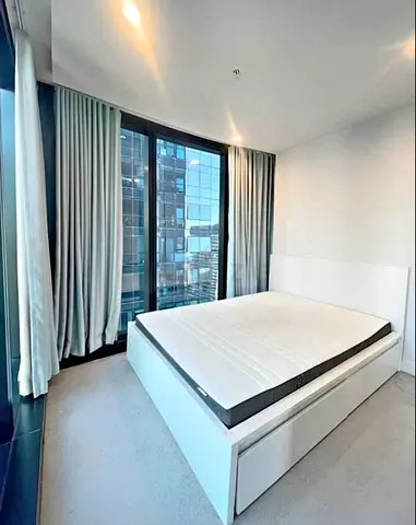 IKEA malam king‑size bed (180 × 200 cm) with 2 storage drawers underneath and an IKEA mattress ✨
