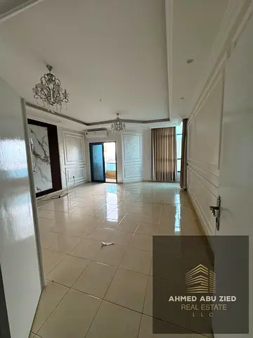 Elegant and luxurious apartment with two master bedrooms, a spacious living room, a large kitchen, and 3 bathrooms. Close to all services. Full mainte