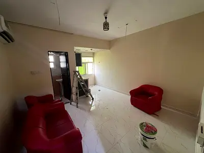 استديو للايجار مناسب لعائله او عزاب مساحه مريحه تصميم عملي موقع مميز في قلب الشارقه الغوير بالقرب من محطه المواصلات وجميع الخدمات