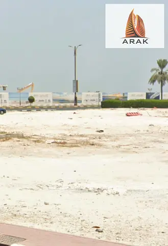 للبيع أرض مميزة في موقع استراتيجي على كورنيش عجمان بمنطقة النخيل 2 تصريح سكني سياحي