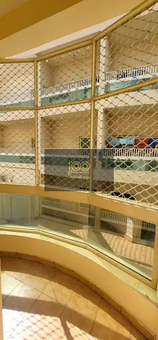 شقة غرفة وصالة في السلمة أم القيوين، بلكونة وتكييف سبليت، بسعر 30 ألف سنوياً، 4 دفعات، جاهزة للسكن ومناسبة للعائلات