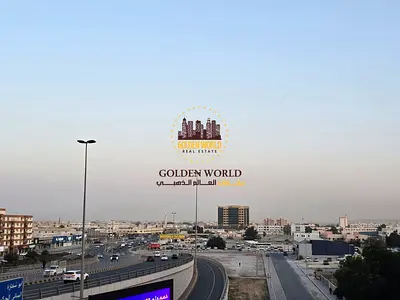 شقة ثلاث غرف وصالتين أول ساكن مع بلكونة كبيرة في المجاز 2 بالشارقة بتصميم واسع ومساحات مريحة وتكييف موفر للطاقة وموقع حيوي قريب من جميع الخدمات